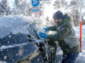 Mycie samochodu zimą w myjni bezdotykowej